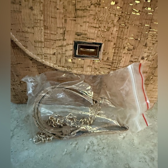 Elegant Tan Cork Handbag - Picture 4 of 4
